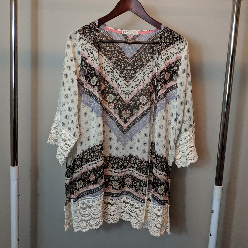 Floral kimono with lace trim on sleeves & hem